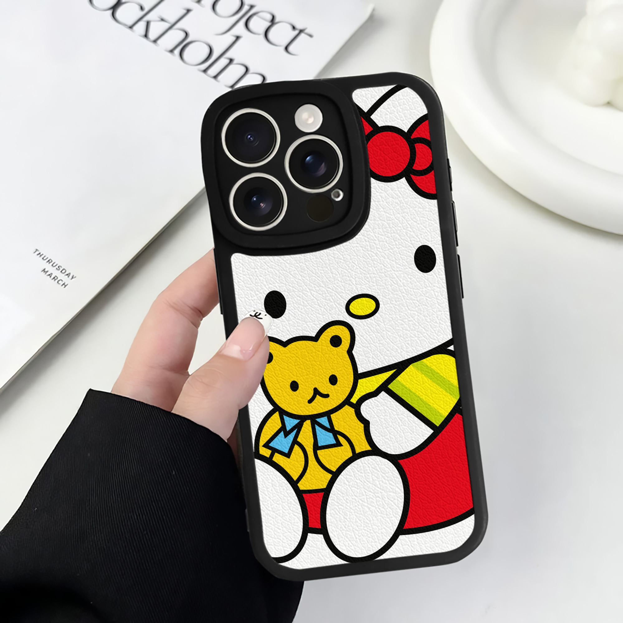 （画像用） Hello Kitty ハローキティ 【iPhone 16シリーズ対応】シリコンスマホケース（レザー調） 材質：シリコン